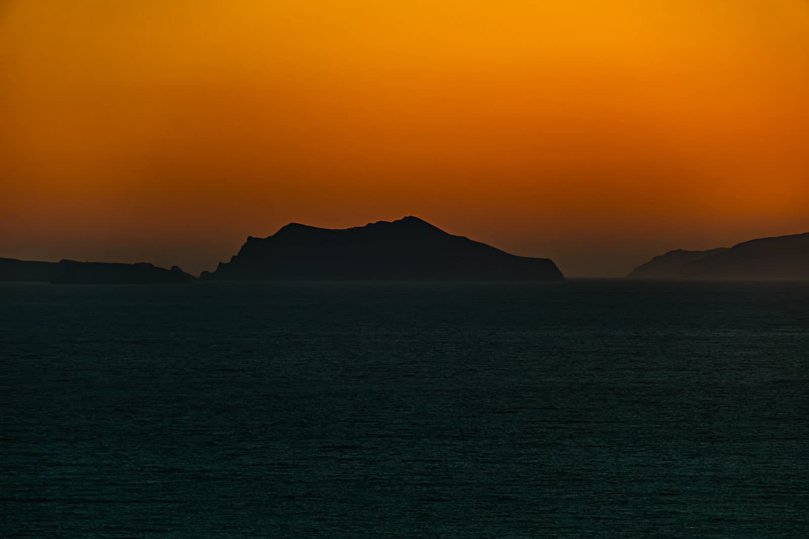 Paysage de montagnes au coucher du soleil